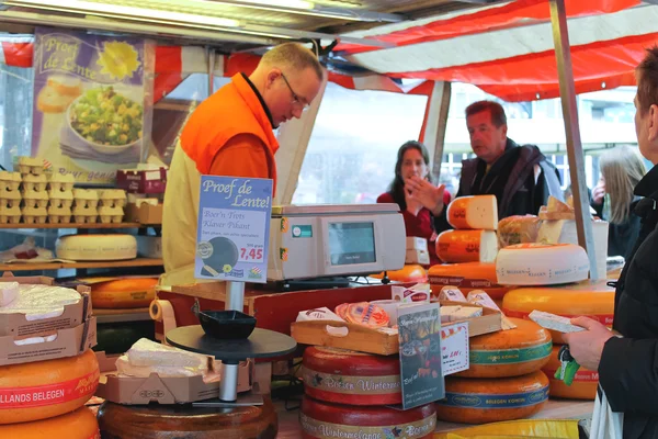 Venta de queso en el mercado en Delft, Países Bajos — Foto de Stock