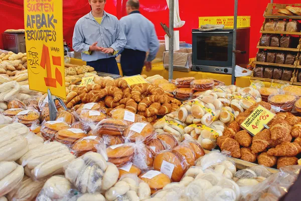 Vendita di prodotti da forno sul mercato a Delft, Paesi Bassi — Foto Stock