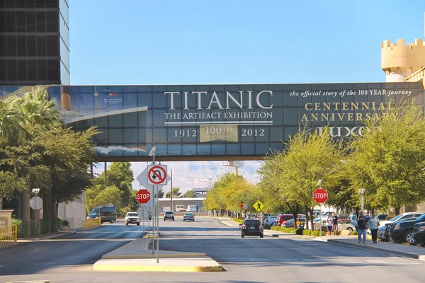 Bridge between hotels Excalibur and Luxor in Las Vegas. — Stock Photo, Image