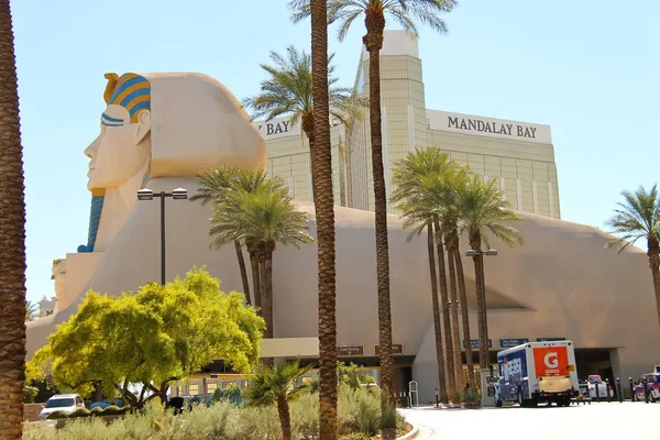 Sphinx in de buurt van luxor hotel en casino in las vegas. — Stockfoto