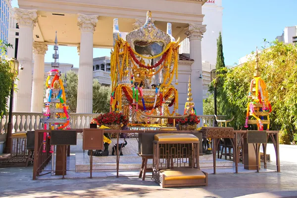Brahman heiligdom versierd met slingers van bloemen in las vegas — Stockfoto