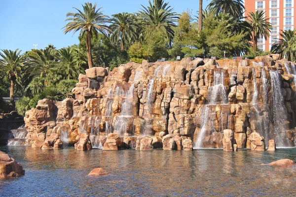 Vattenfall på treasure island hotel and casino i las vegas — Stockfoto