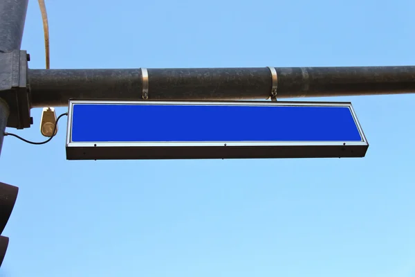 Синий дорожный знак на городской улице — стоковое фото