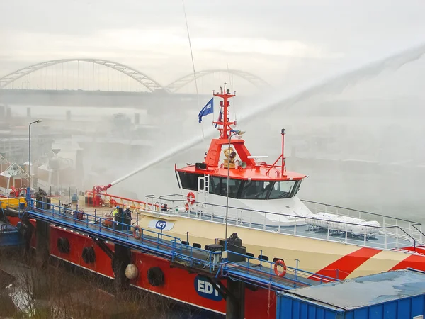 La nave scioglie il ghiaccio con la pistola a vapore nel porto di Gorinchem — Foto Stock