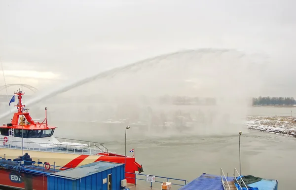 Gemi buhar silah gorinchem liman tarafından buz erir. — Stok fotoğraf