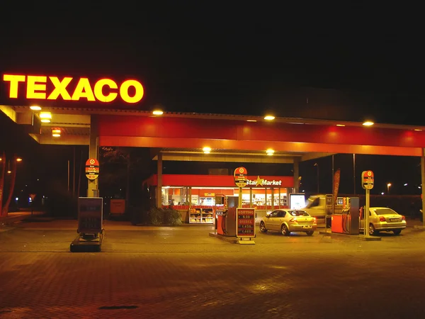 Gasolinera en la ciudad nocturna Gorinchem. Países Bajos — Foto de Stock
