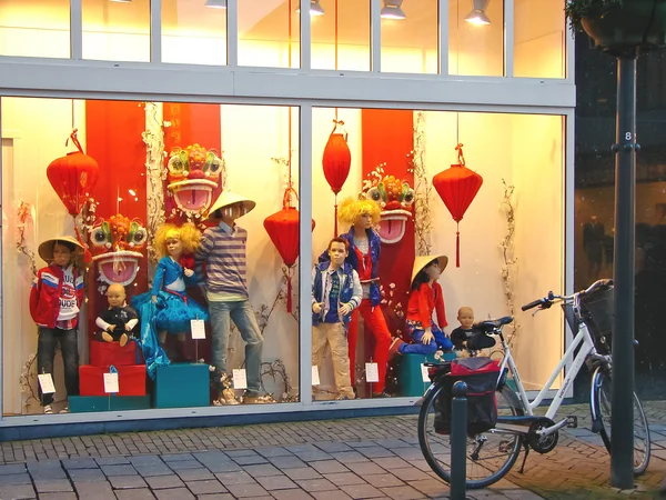 Visa-fönstret i butiken av varor för barn i gorinchem. Nederländerna — Stockfoto