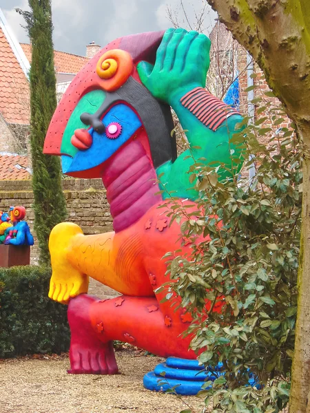 Abstracte sculptuur op de straat in de Nederlandse stad van heusden — Stockfoto