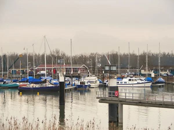 Schiffe im Hafen der holländischen Stadt Gorinchem. Niederlande — Stockfoto