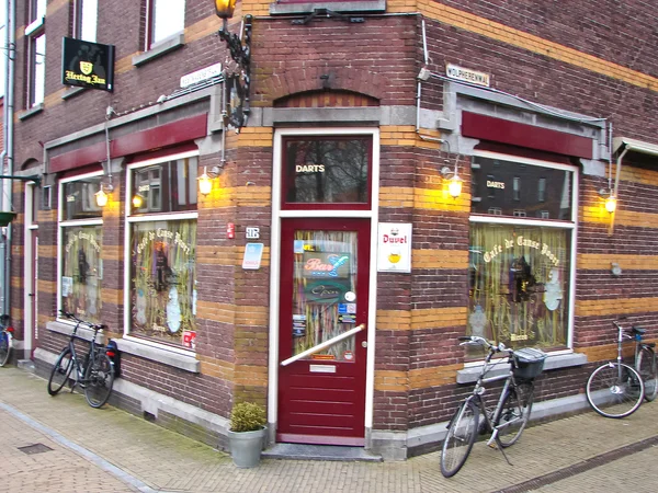 Cyklar på gatan utanför ett kafé i gorinchem — Stockfoto