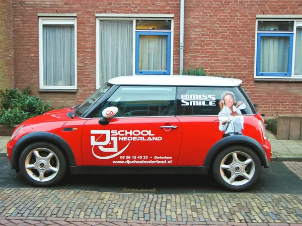 Reklame for en bil som står på gata i Gorinchem. N – stockfoto