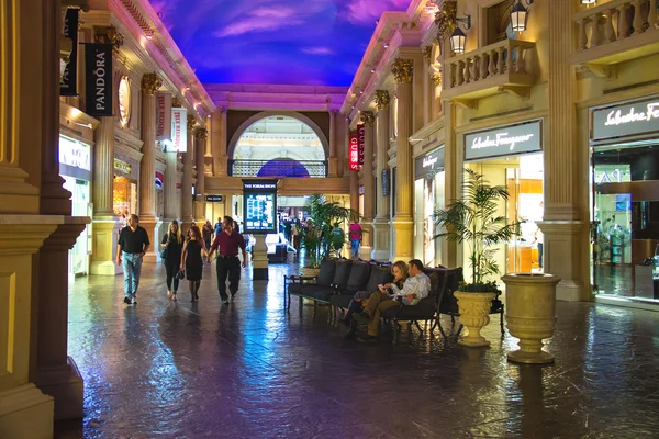 Forum shops in Caesar 's Palace in Las Vegas — стоковое фото