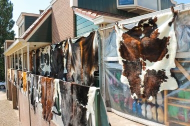 volendam deri mağazasında balkonunda tabaklanmış gizler. NET