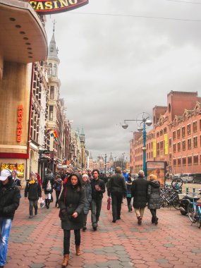 Amsterdam'da sokaktaki insanlara. Hollanda