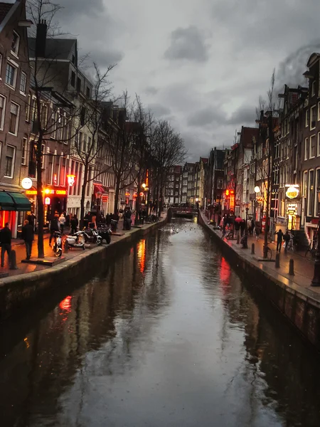 Знаменитый район красных фонарей в Амстердаме. Нидерланды — стоковое фото