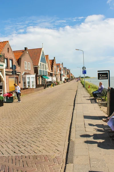 Turystów w volendam portu. Holandia — Zdjęcie stockowe