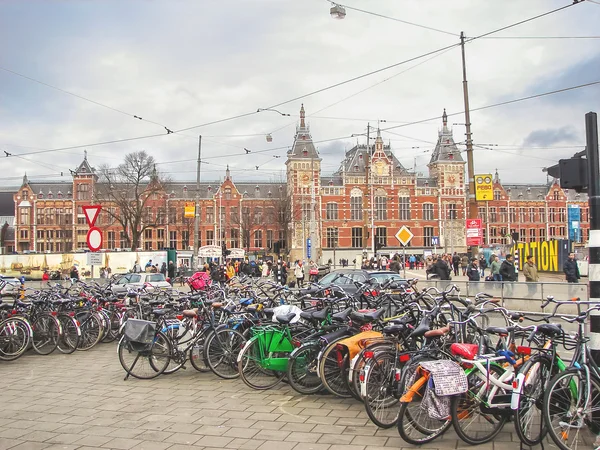 Fietsparking in de buurt van het centraal station in Evergem. ne — Stockfoto