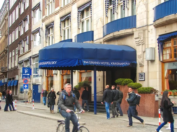 Människor på gatorna i amsterdam. Nederländerna — Stockfoto