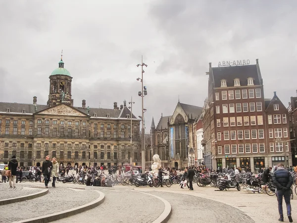 Pessoas na Praça da Barragem em frente ao Palácio Real de Amesterdão. N — Fotografia de Stock