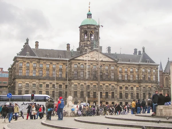 Dam square amsterdam Kraliyet Sarayı önünde insanlar. n — Stok fotoğraf