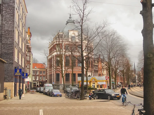 Lidé na ulicích v Amsterdamu. Nizozemsko — Stock fotografie