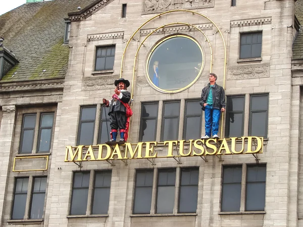 Statues on the facade of the museum Madame Tussauds in Amsterdam — Stock Photo, Image