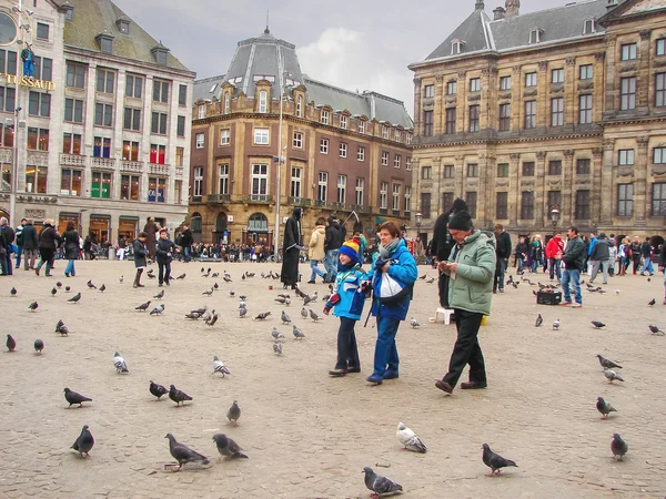 Ludzi na placu dam w Amsterdamie. Holandia — Zdjęcie stockowe