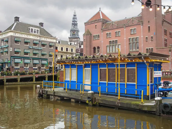 Molo puste łodzie w Amsterdamie. Holandia — Zdjęcie stockowe