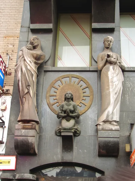 Female sculptures on the facade of a building in  Amsterdam . Ne — Stock Photo, Image