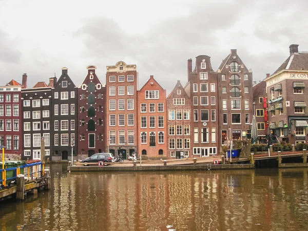 Casas no canal em Amesterdão. Países Baixos — Fotografia de Stock