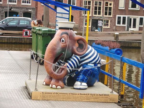 Sculptuur olifant matroos op de dokken van pleziervaartuigen in am — Stockfoto