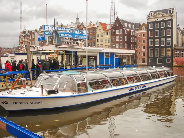 Turisti su un ormeggio di barche da diporto ad Amsterdam. Paesi Bassi — Foto Stock