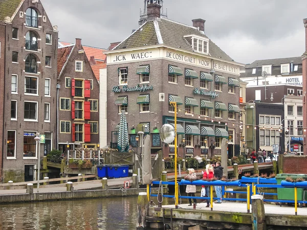 Turisté na kotvení rekreačních lodí v Amsterdamu. netherla — Stock fotografie