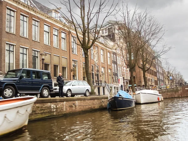 Houses and boats on the canal in Amsterdam . Netherlands — Stock Photo, Image