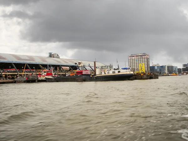 Nasyp i dworca kolejowego w Amsterdamie. Holandia — Zdjęcie stockowe