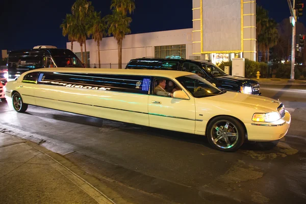 Automóviles en la calle en Las Vegas, Nevada . — Foto de Stock