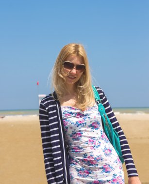 çekici kız plaj Bahar üzerinde güneş gözlüğü