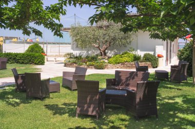 Avluda bir otel spa'nın bahçesinde bahçe mobilyaları