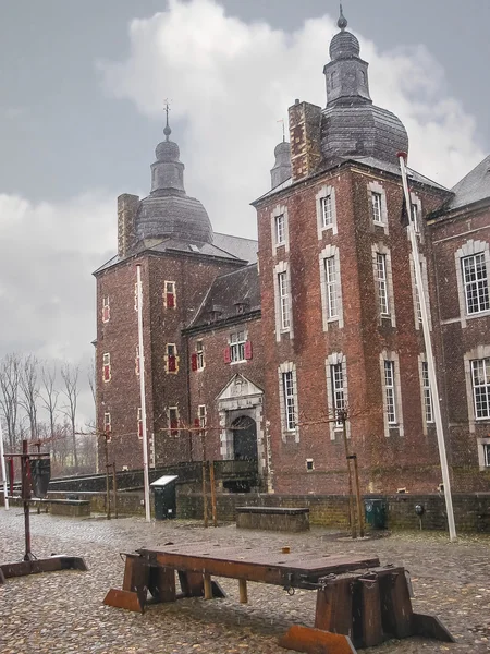 Snowfall in Kasteel Hoensbroek, one of the most famous Dutch cas — Stock Photo, Image