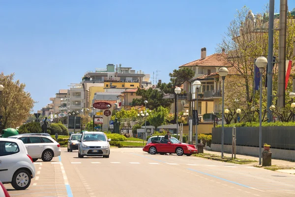 Touristen in der Nähe von Kurhotels an der Küste in Cervia, Italien — Stockfoto