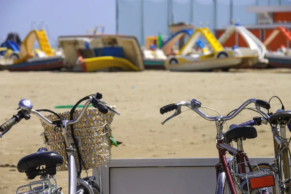 Bicicletas no estacionamento da praia em um dia ensolarado — Fotografia de Stock