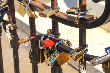 Floransa'da ebedi simgeleyen köprü çit kilitler