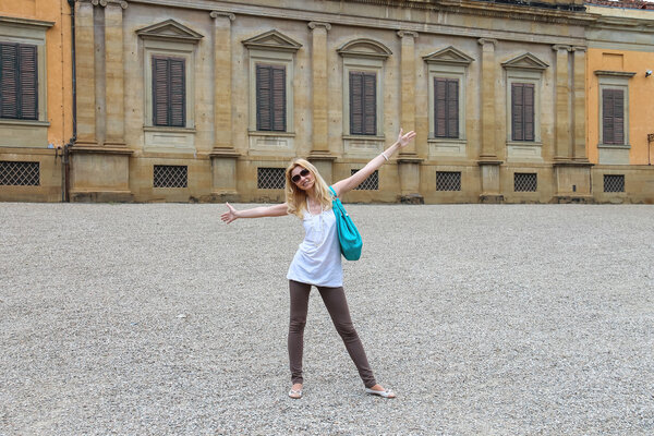 Привлекательная девушка рядом с Палаццо Питти в саду Боболи, штат Флорида
