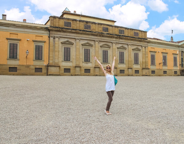 Привлекательная девушка рядом с Палаццо Питти в саду Боболи, штат Флорида
