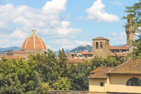 Rood pannendak op een hete zomerdag. Florence, Italië — Stockfoto