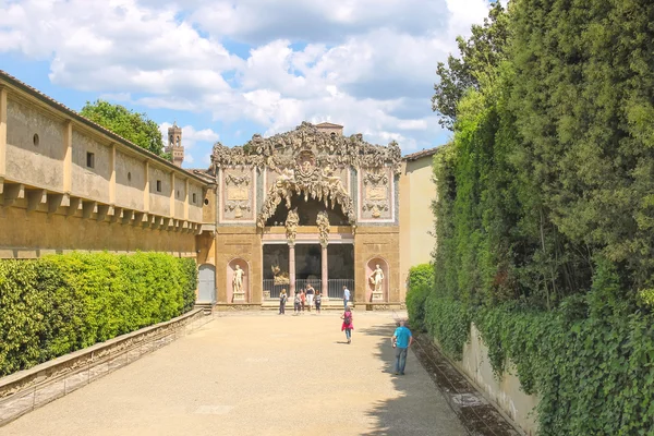 Turistas perto da gruta Buontalenti nos jardins Boboli. Farinha — Fotografia de Stock