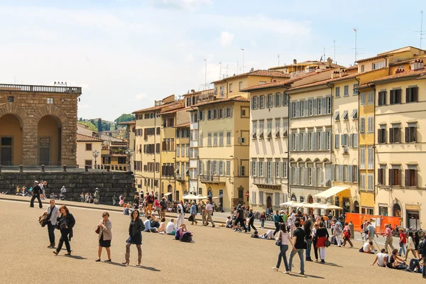Turistas en una plaza inclinada ante el Palacio Pitti. Florencia , — Foto de Stock
