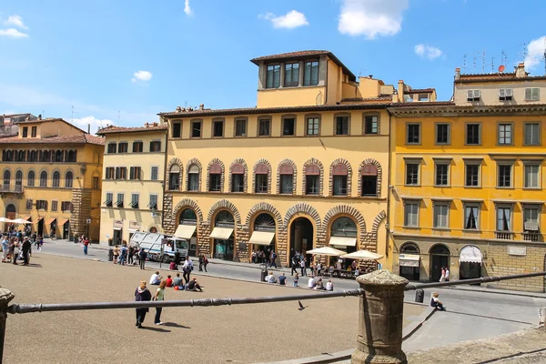 Turistas em uma praça inclinada antes do Palácio Pitti. Florença , — Fotografia de Stock