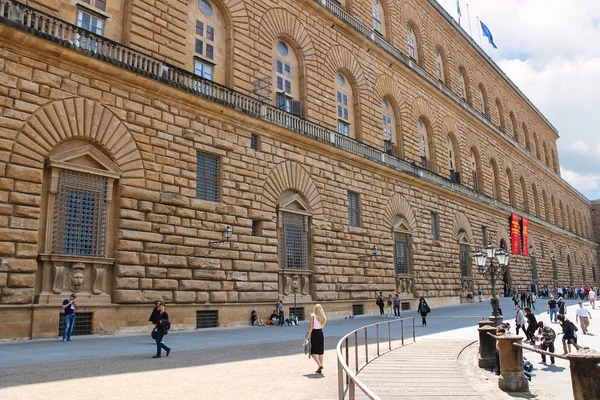 Turistas em uma praça inclinada antes do Palácio Pitti. Florença , — Fotografia de Stock