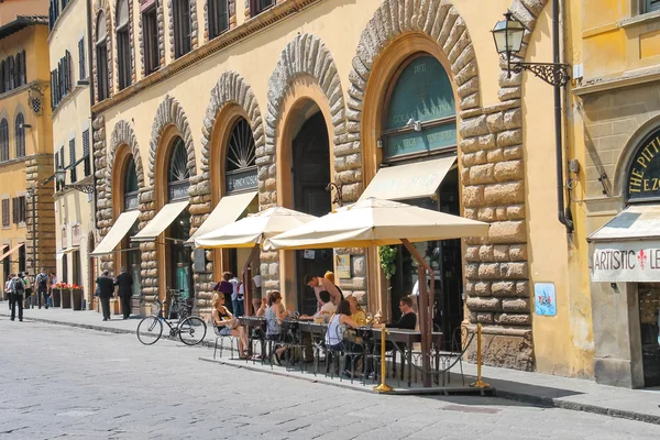 Turisté na venkovní kavárna ve Florencii. Itálie — Stock fotografie